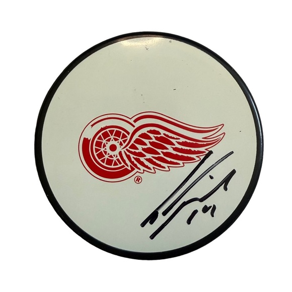NHL / DETROIT RED WINGS OFFICIAL HOCKEY PUCK WITH GUSTAV NYQUIST #14 AUTOGRAPH - Picture 1 of 3